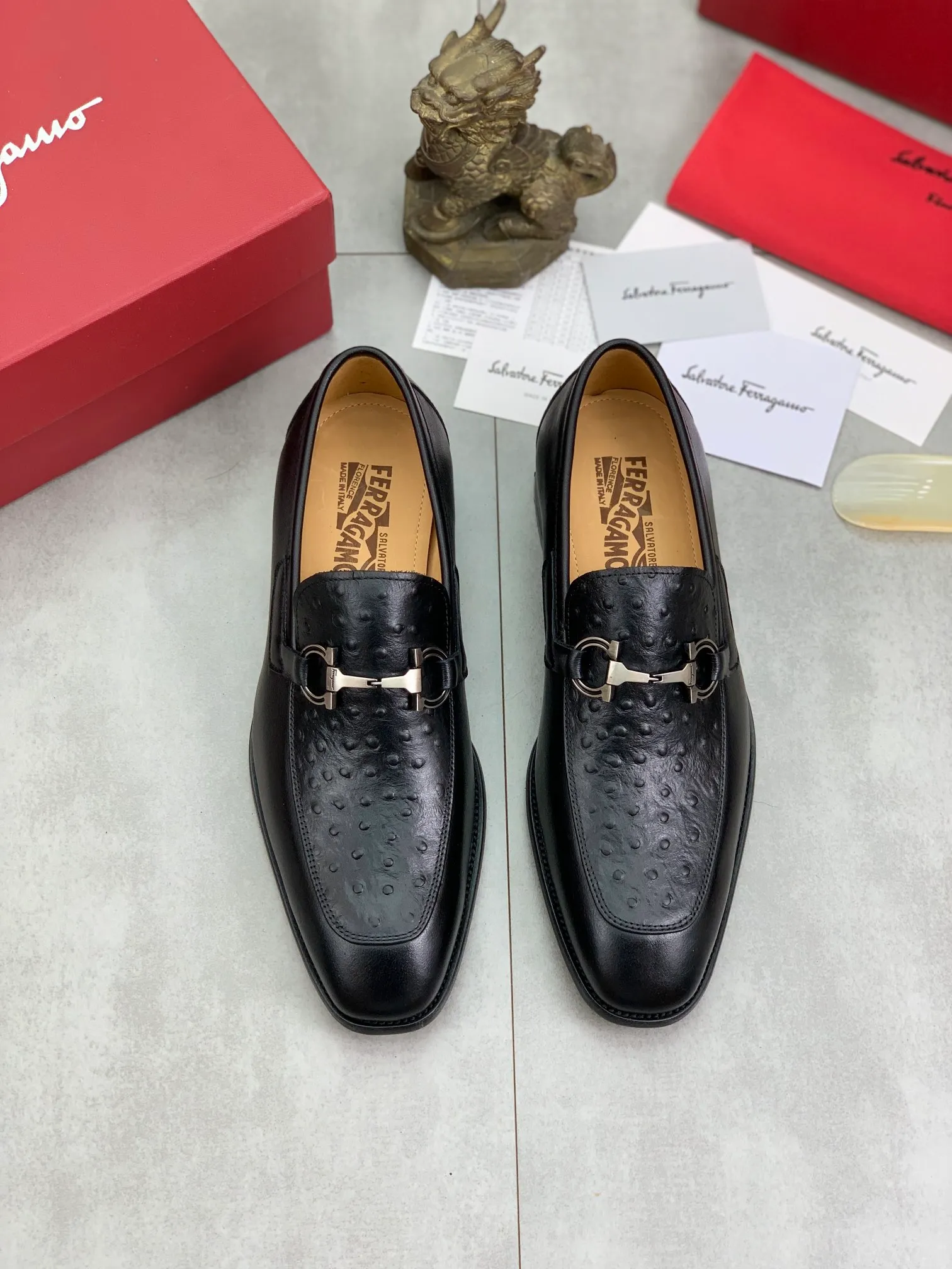 Men's Men's Shoes 💰P460💰[New Style] Water-dyed Niuli 🆘[Salvatore Ferragamo] Ferragamo's latest casual business leather shoes for men! Available at counters simultaneously! The fabric is made of specially imported original pebbled calfskin, and the lining is made of imported water-dyed cowhide. It is absolutely luxurious and leads the fashion trend. Matching code: 38-45 (46 can be customized) multiple colors available